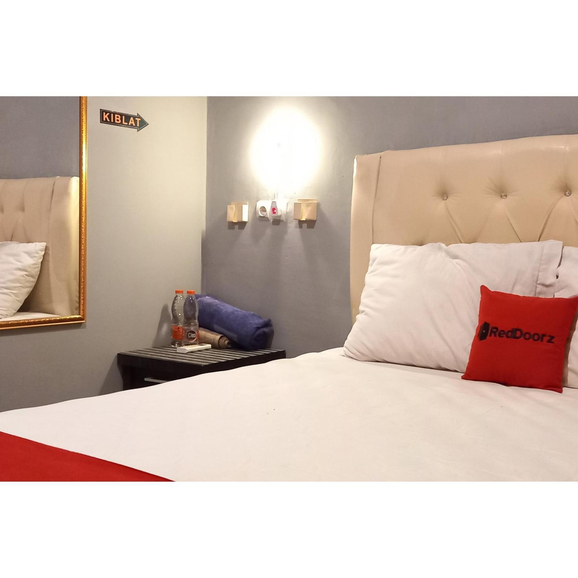 Reddoorz At Deluxe Hotel Near Terminal Purabaya Bungurasih Сидоарджо Экстерьер фото