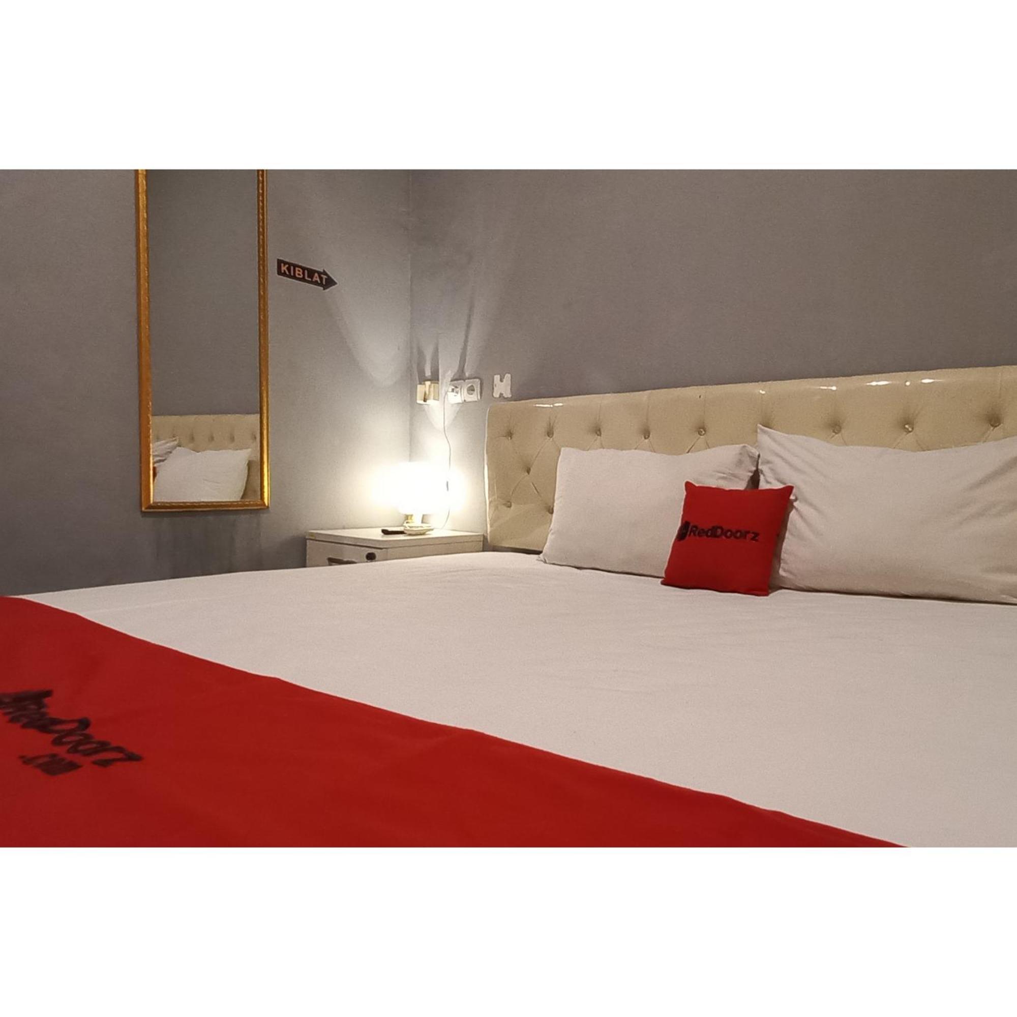 Reddoorz At Deluxe Hotel Near Terminal Purabaya Bungurasih Сидоарджо Экстерьер фото