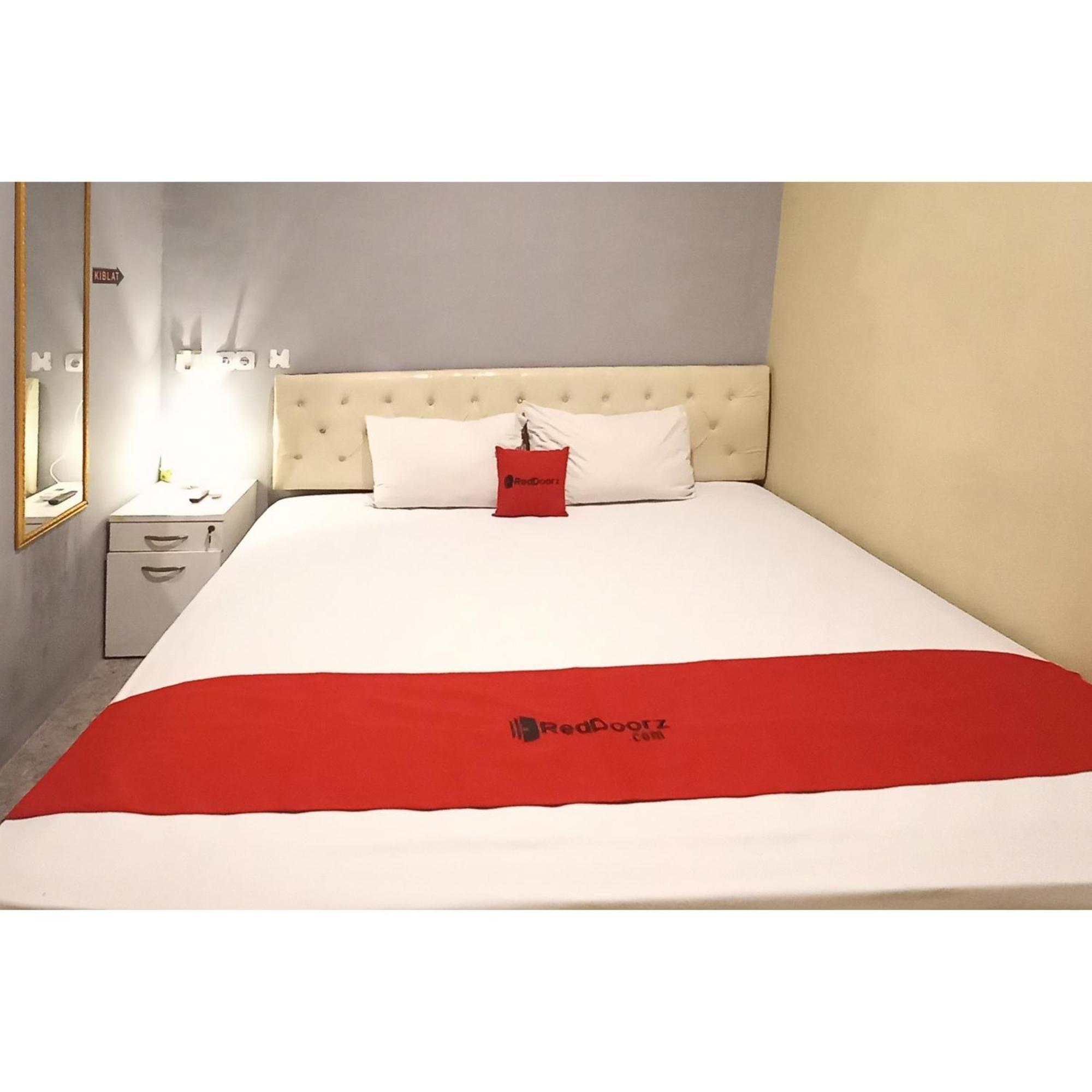 Reddoorz At Deluxe Hotel Near Terminal Purabaya Bungurasih Сидоарджо Экстерьер фото