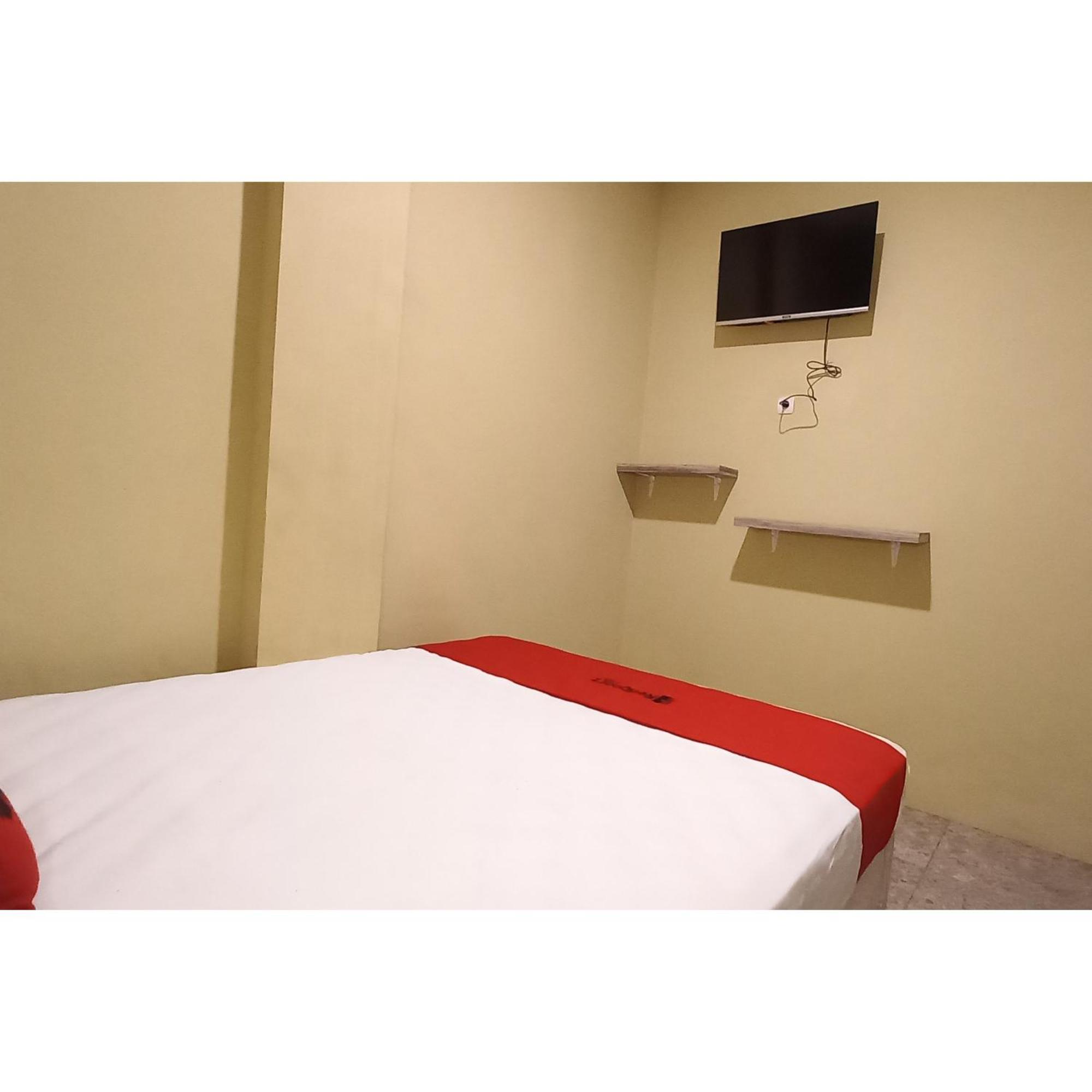 Reddoorz At Deluxe Hotel Near Terminal Purabaya Bungurasih Сидоарджо Экстерьер фото