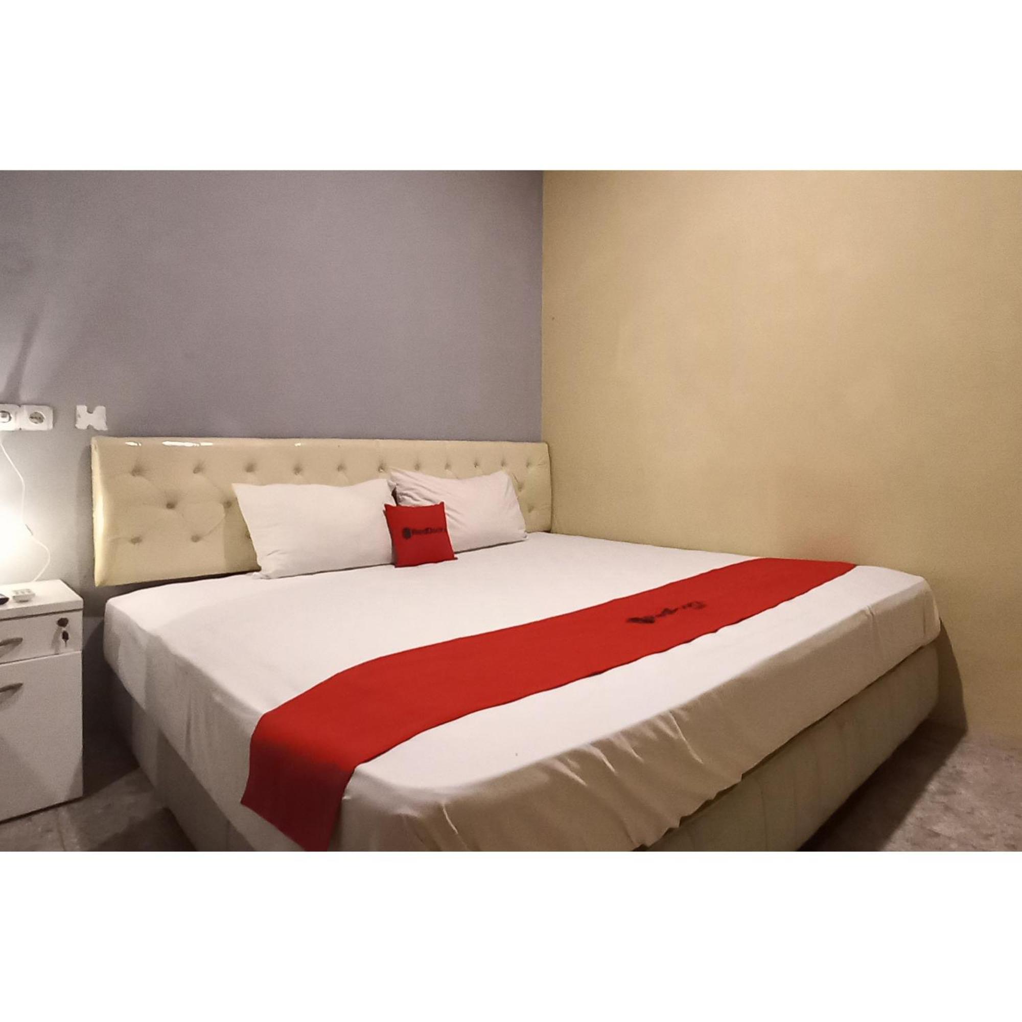 Reddoorz At Deluxe Hotel Near Terminal Purabaya Bungurasih Сидоарджо Экстерьер фото