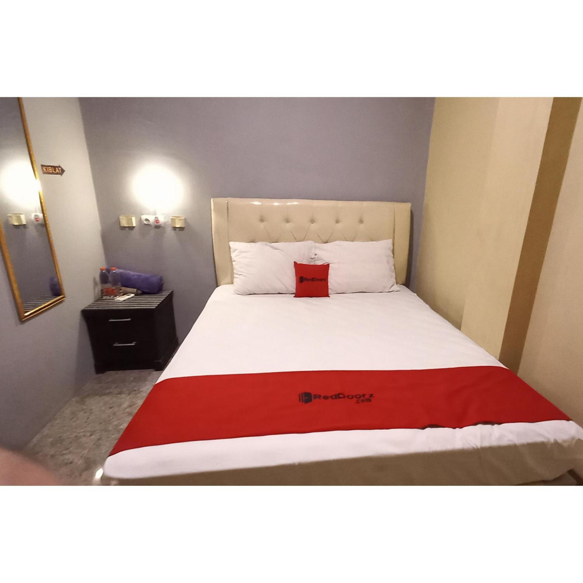 Reddoorz At Deluxe Hotel Near Terminal Purabaya Bungurasih Сидоарджо Экстерьер фото