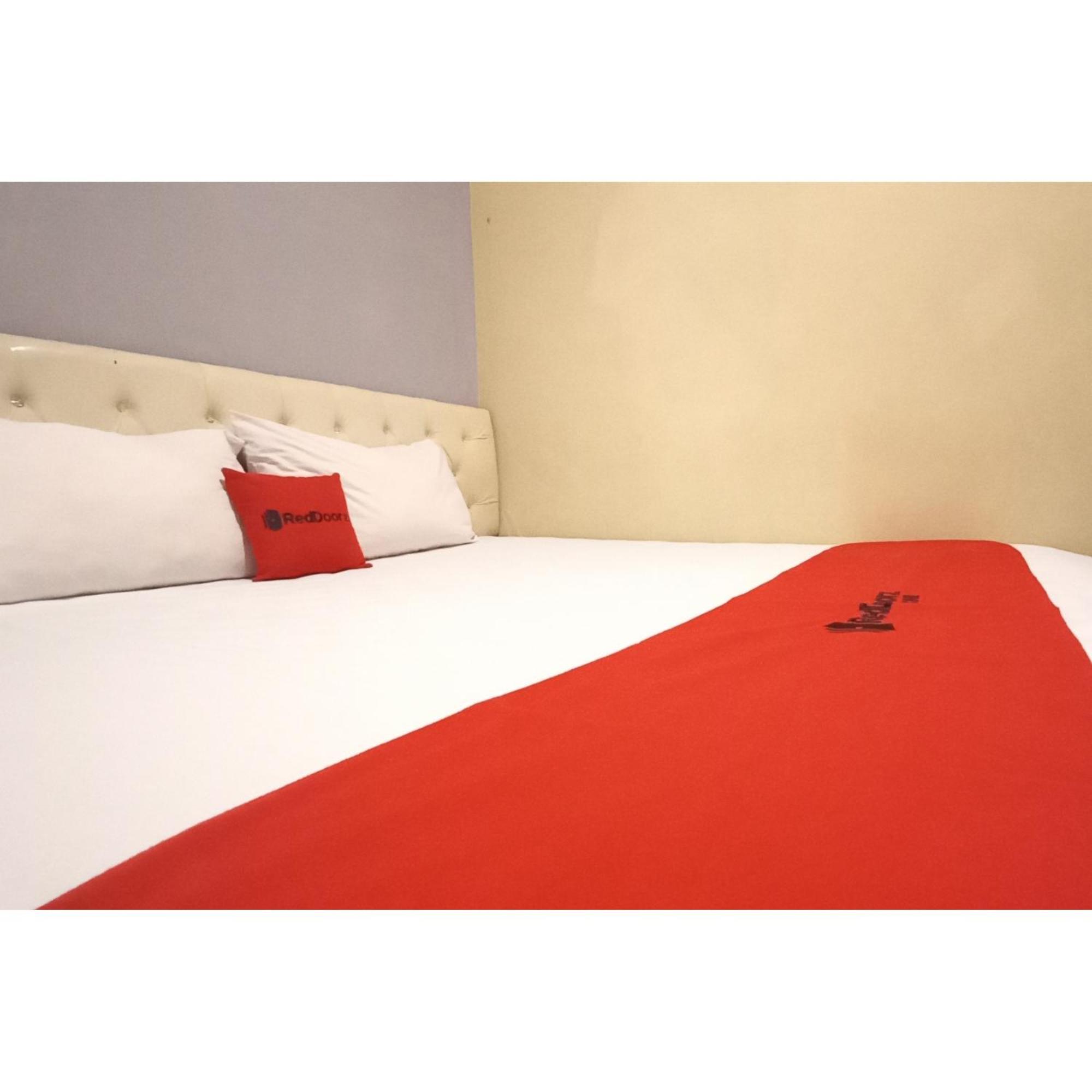 Reddoorz At Deluxe Hotel Near Terminal Purabaya Bungurasih Сидоарджо Экстерьер фото