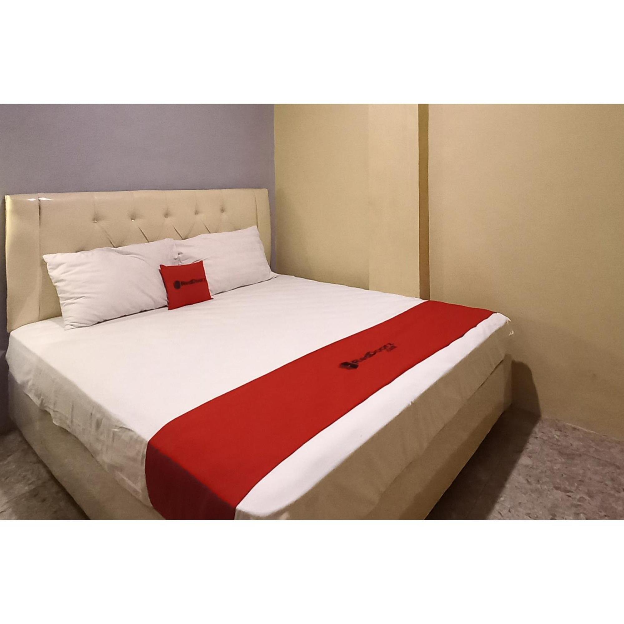 Reddoorz At Deluxe Hotel Near Terminal Purabaya Bungurasih Сидоарджо Экстерьер фото