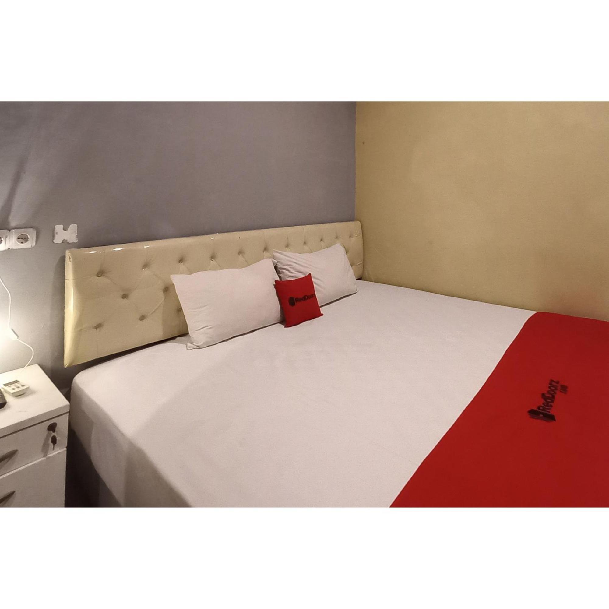 Reddoorz At Deluxe Hotel Near Terminal Purabaya Bungurasih Сидоарджо Экстерьер фото