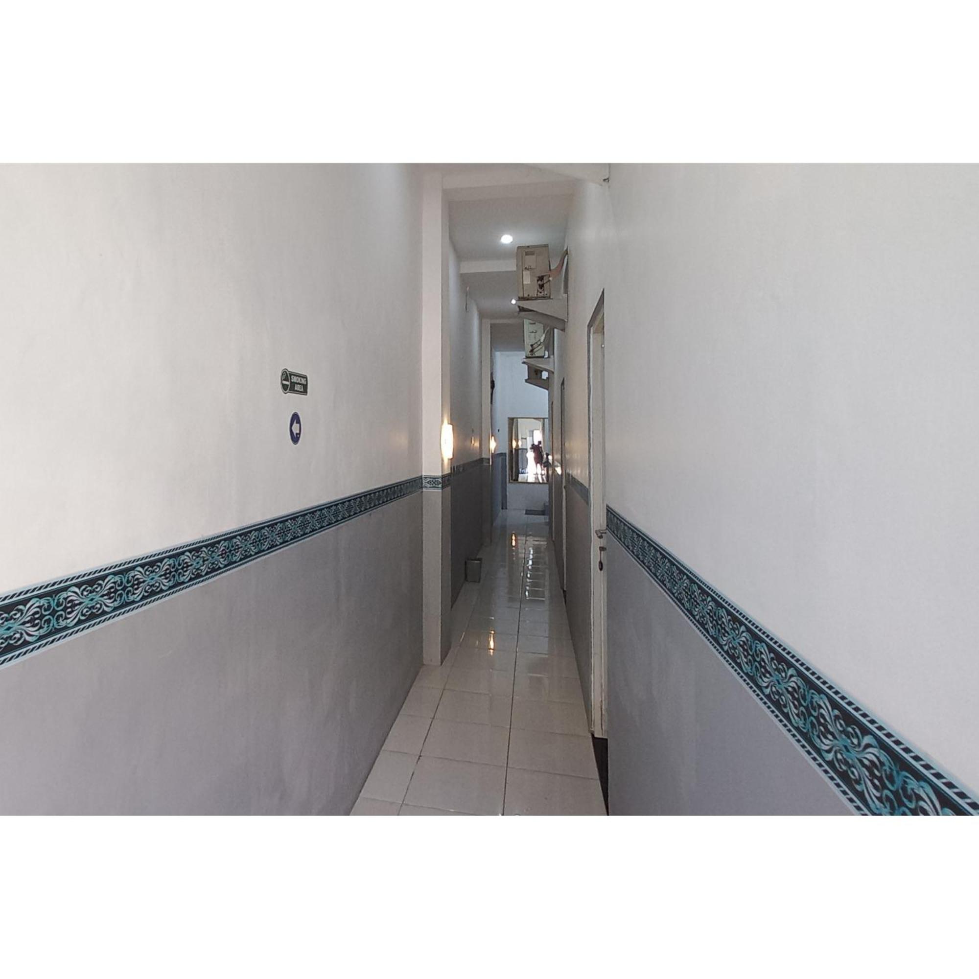 Reddoorz At Deluxe Hotel Near Terminal Purabaya Bungurasih Сидоарджо Экстерьер фото
