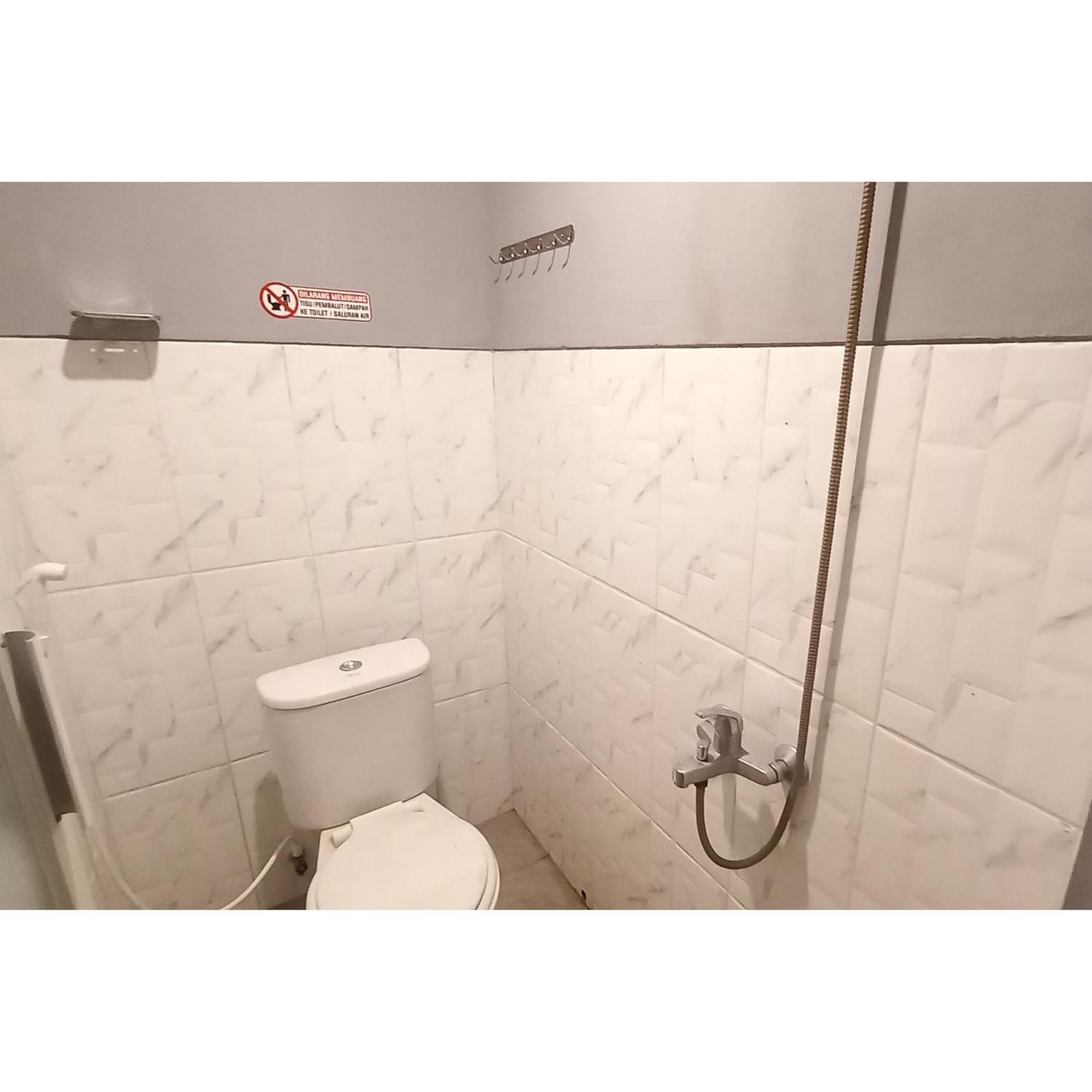 Reddoorz At Deluxe Hotel Near Terminal Purabaya Bungurasih Сидоарджо Экстерьер фото