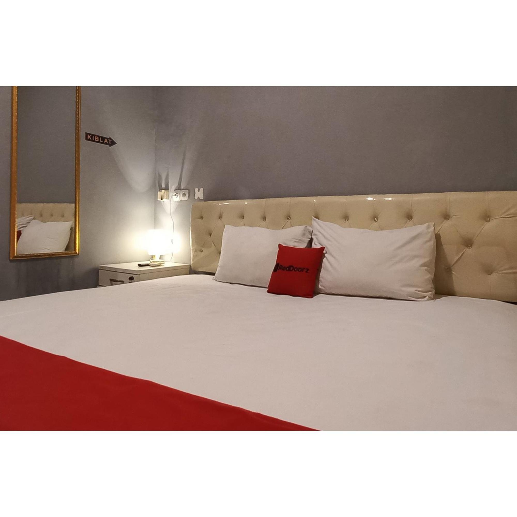 Reddoorz At Deluxe Hotel Near Terminal Purabaya Bungurasih Сидоарджо Экстерьер фото