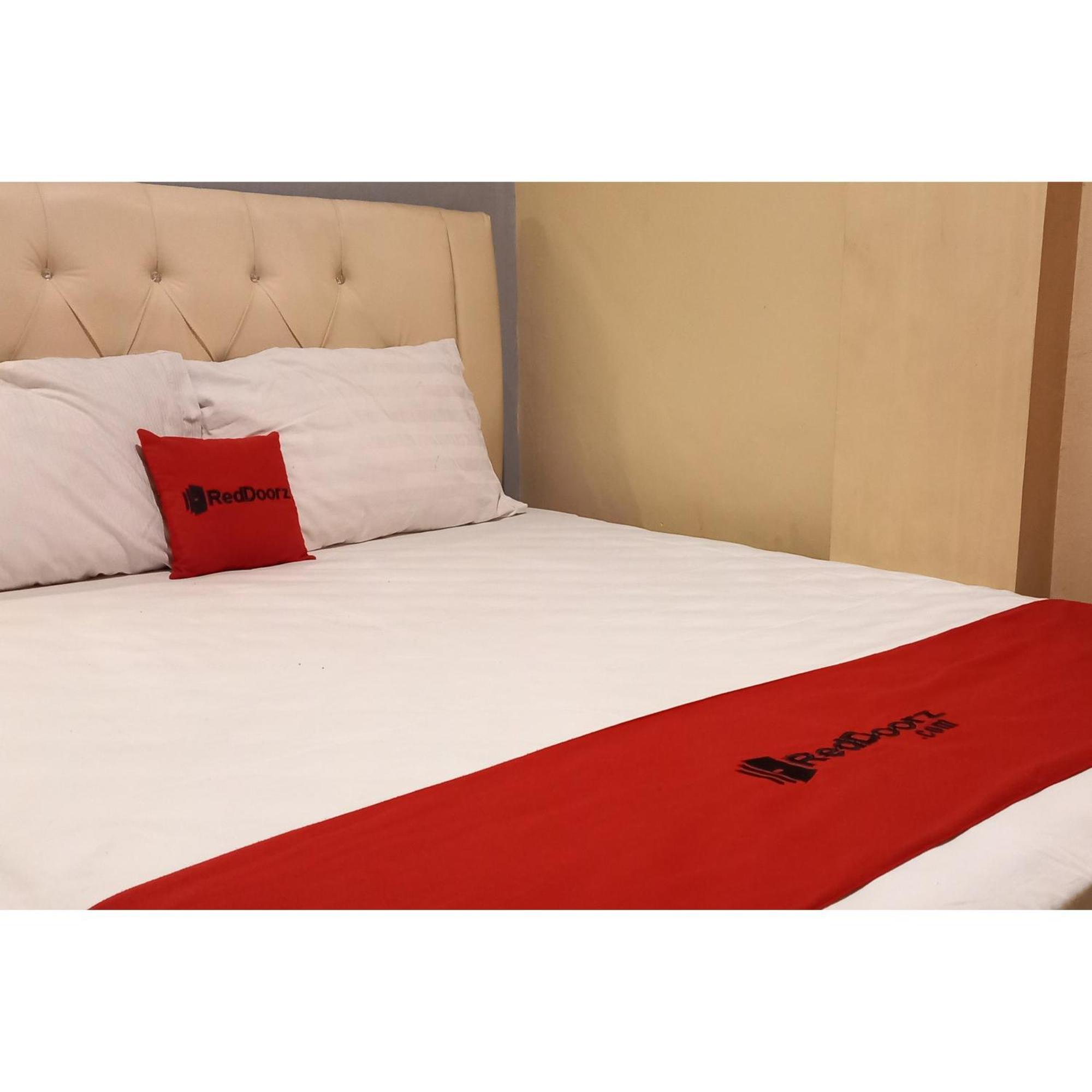 Reddoorz At Deluxe Hotel Near Terminal Purabaya Bungurasih Сидоарджо Экстерьер фото